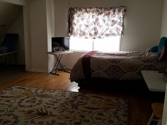 3rd image of 295 Hill Crest Cir