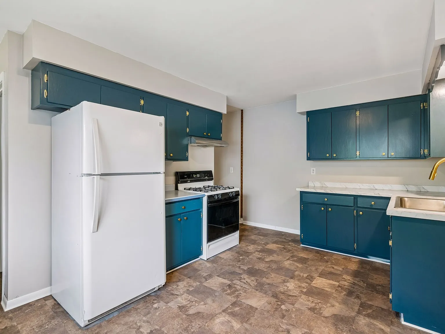 3 bed, 2148 sqft, $1,999 — Photo 4