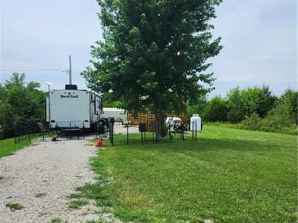 2 Coleman Dr, Linn Valley, KS 66040