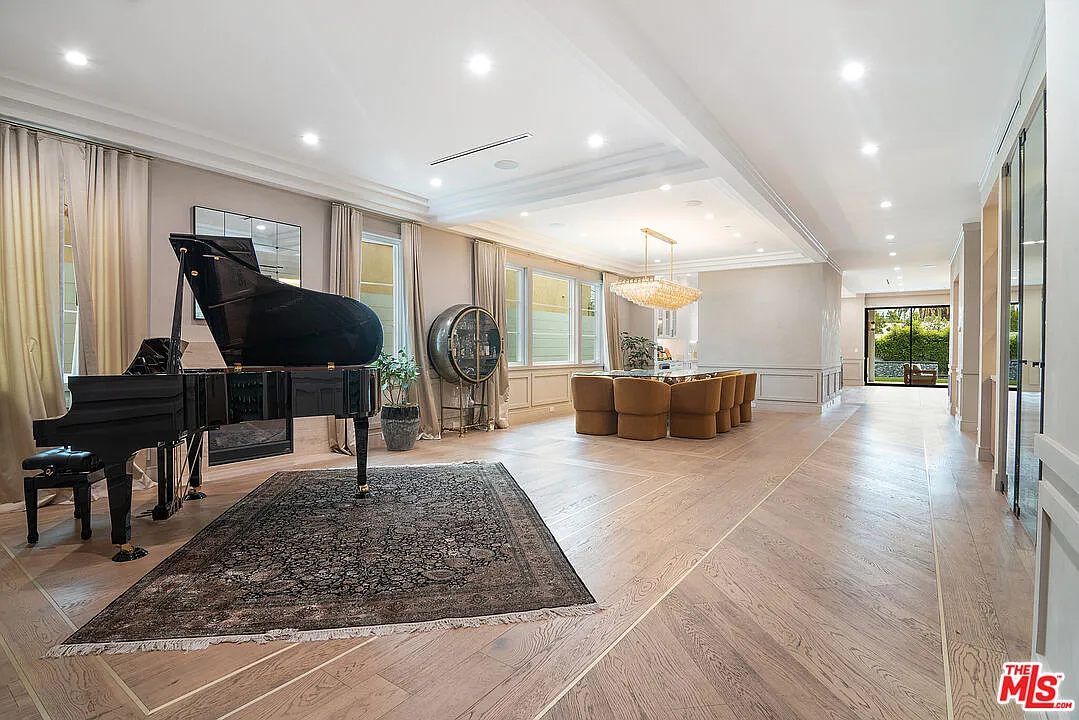 5 bed, 7.0 bath, 6500 sqft, $25,999 — Photo 2