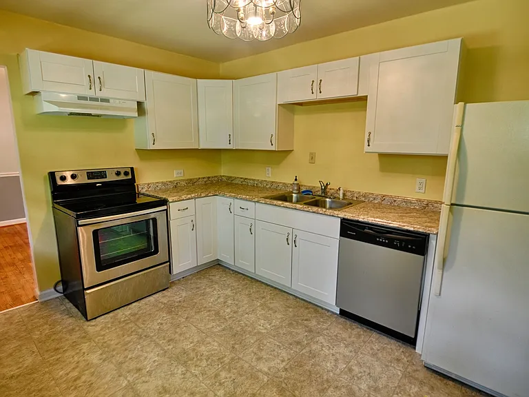 406 Hickory Dr — Photo 9