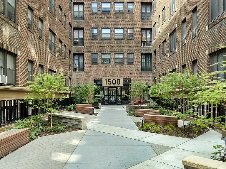 The Parkway Apartments — Photo 1