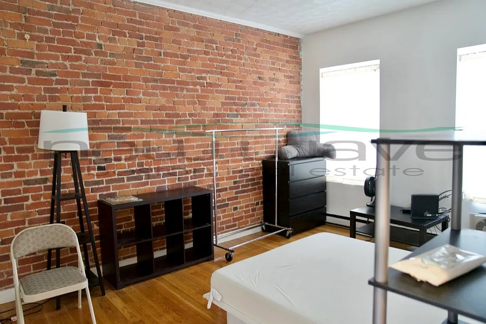 4 bed, 1.5 bath, 9999 sqft, $6,200 — Photo 3