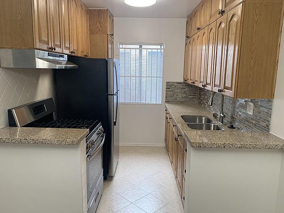 3rd image of 612 N Hayworth Ave #2