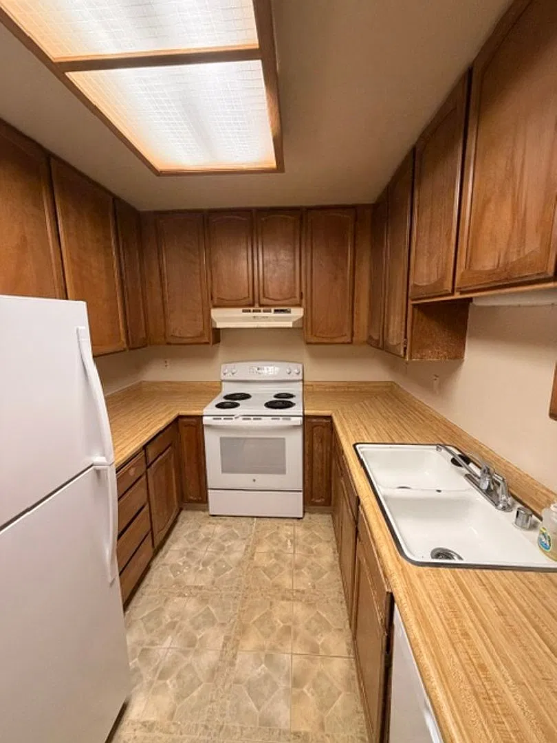 3 bedroom 2 bath Mountain Shadow Square — Photo 4