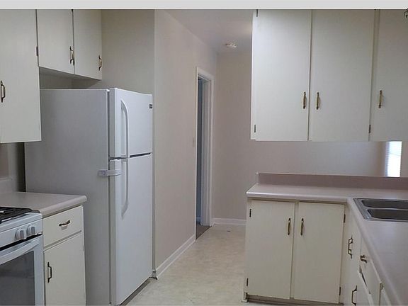 4th image of 638 Pecan St
