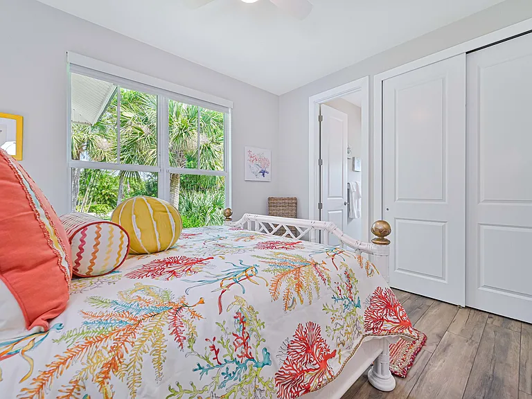 Guest room with queen bed