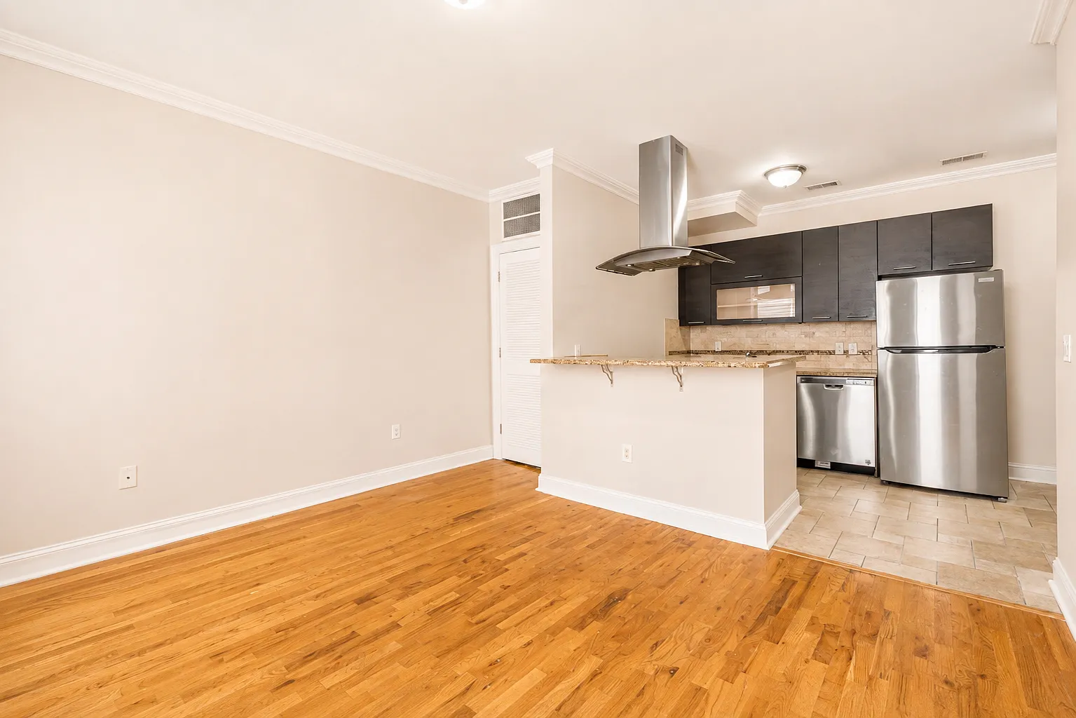 2 bed, 900 sqft, $2,800 — Photo 3