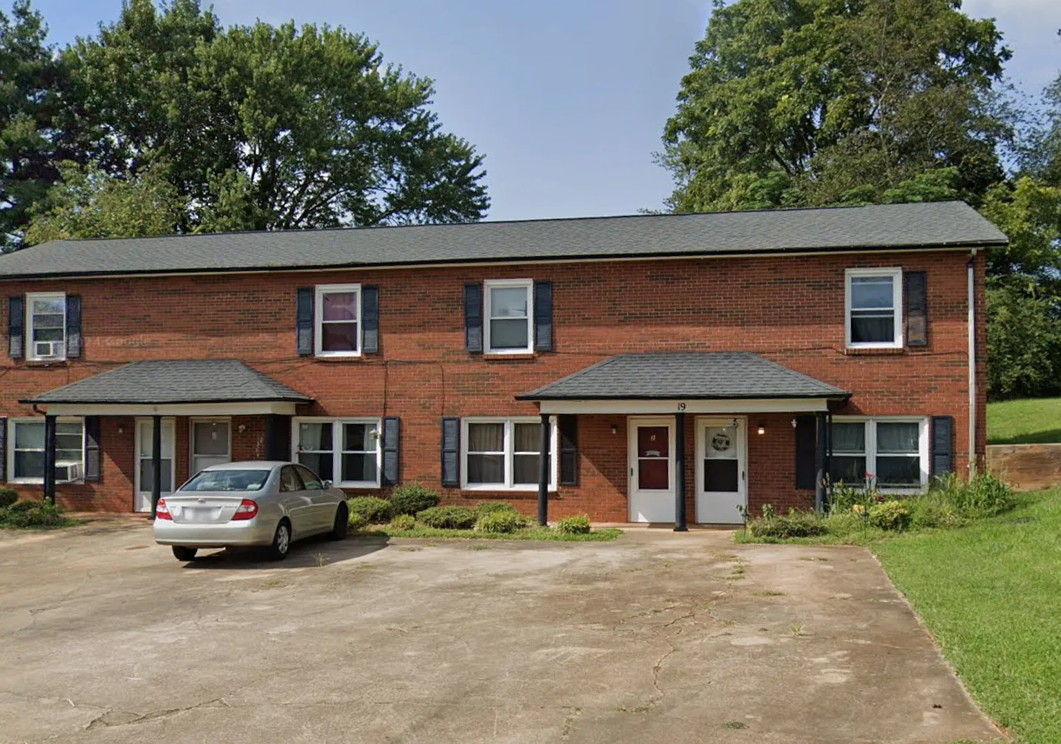 2 bed, 1.5 bath, 910 sqft, $1,050 — Photo 1