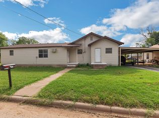 920 N 3rd Ave, Munday, TX 76371