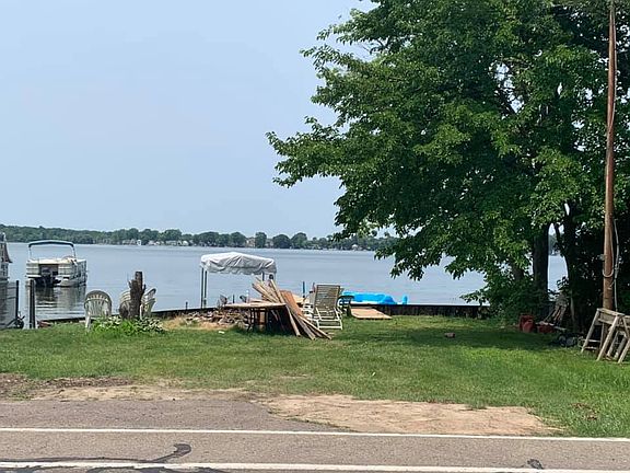 3rd image of 1517 E Lake Dr