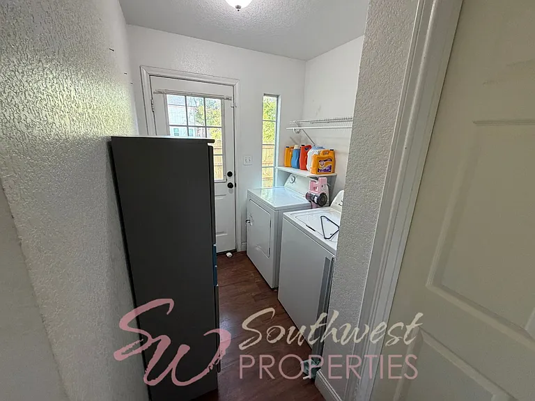 979 W Pecan St — Photo 17