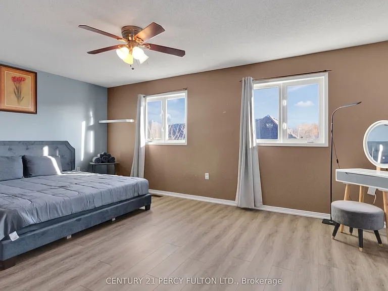 19 Odessa Cres — Photo 15