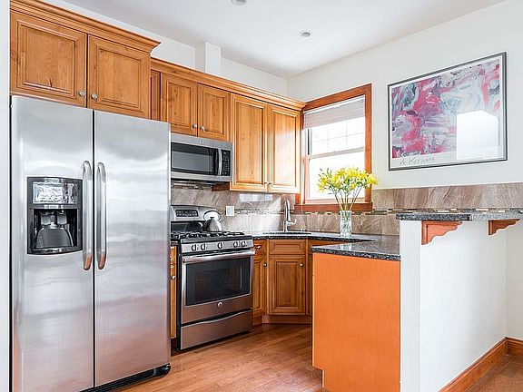 4th image of 94 Bainbridge St #1