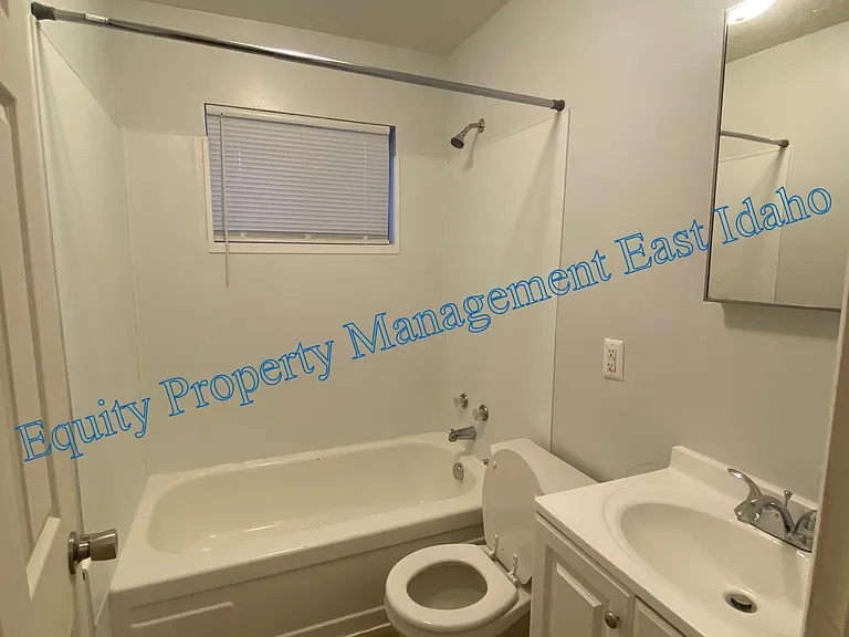 1070 McKinley Ave #8 — Photo 8