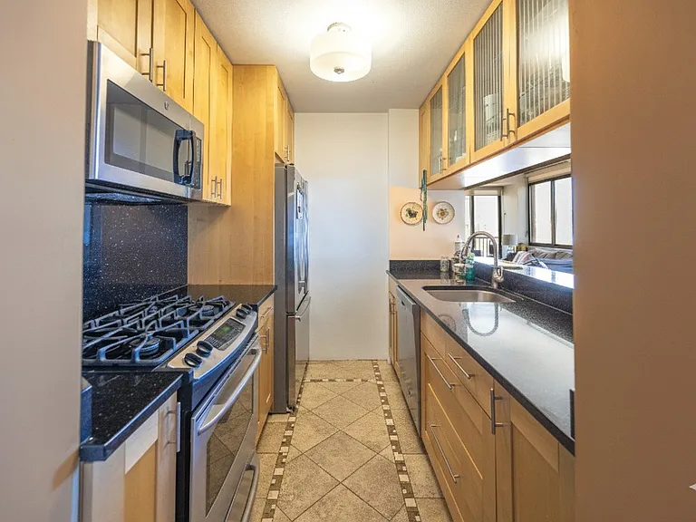 343 E 74th St #Penthouse 2B — Photo 4
