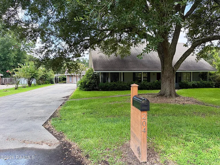 204 Carolyn Dr — Photo 1