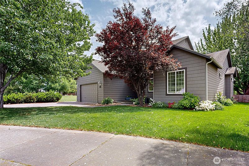 3rd image of 48 Parkwood Circle