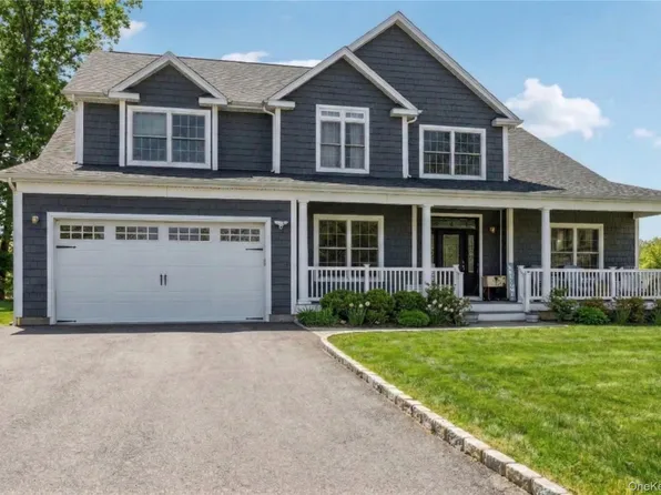 9 Saber Lane, Kings Park, NY 11754