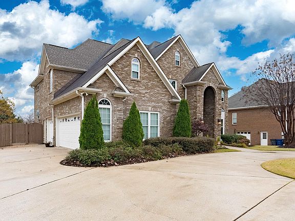 3rd image of 3830 Carisbrooke Dr