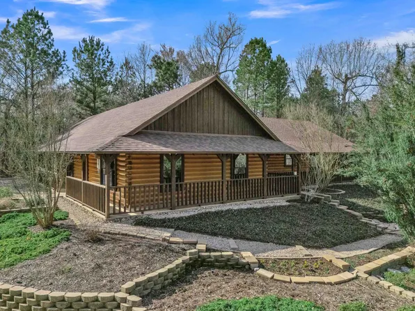 751 Cherokee Dr, Gladewater, TX 75647