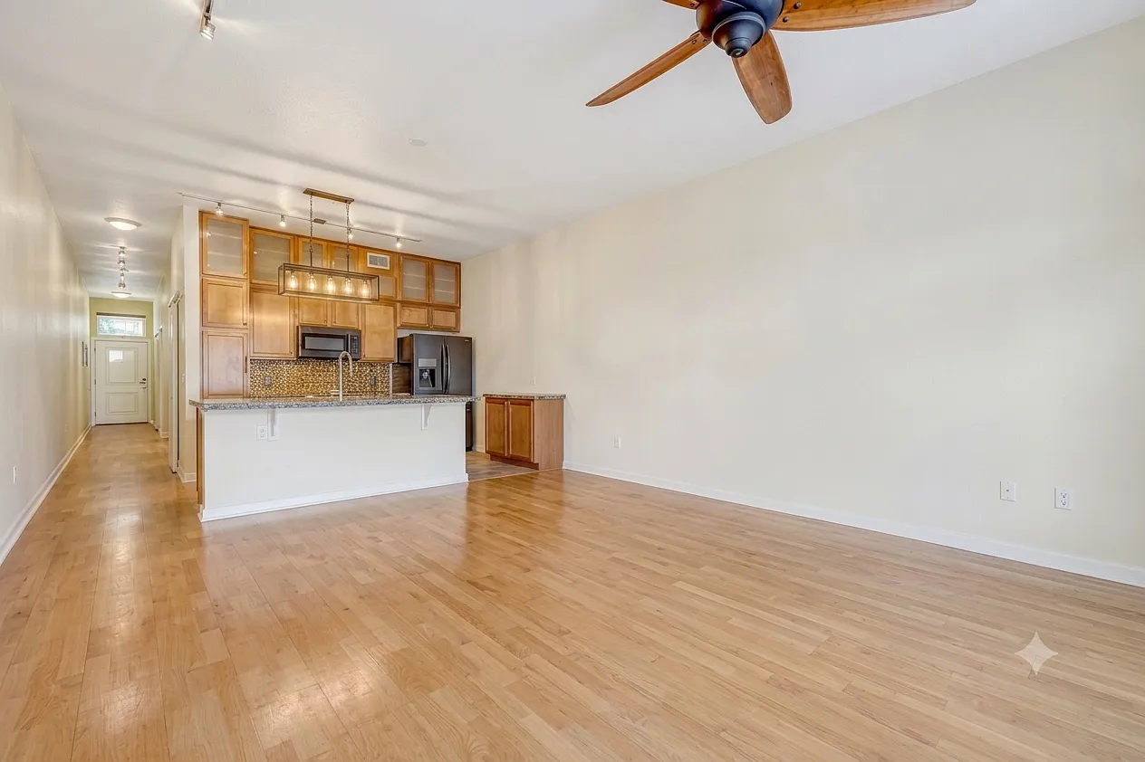 1 bed, 901 sqft, $2,225 — Photo 2