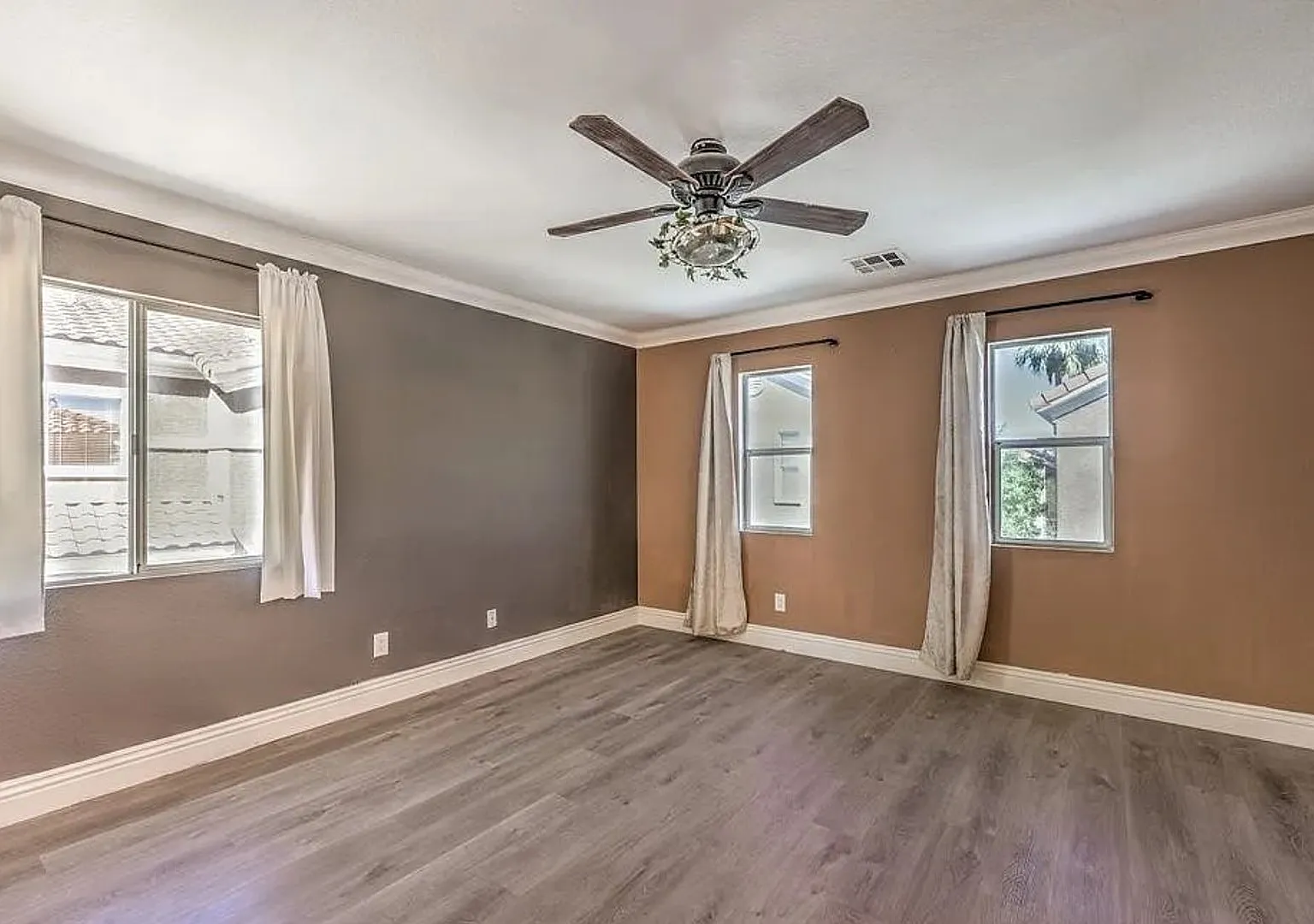Beautiful Two-Story Home in a Convenient Location — Photo 2