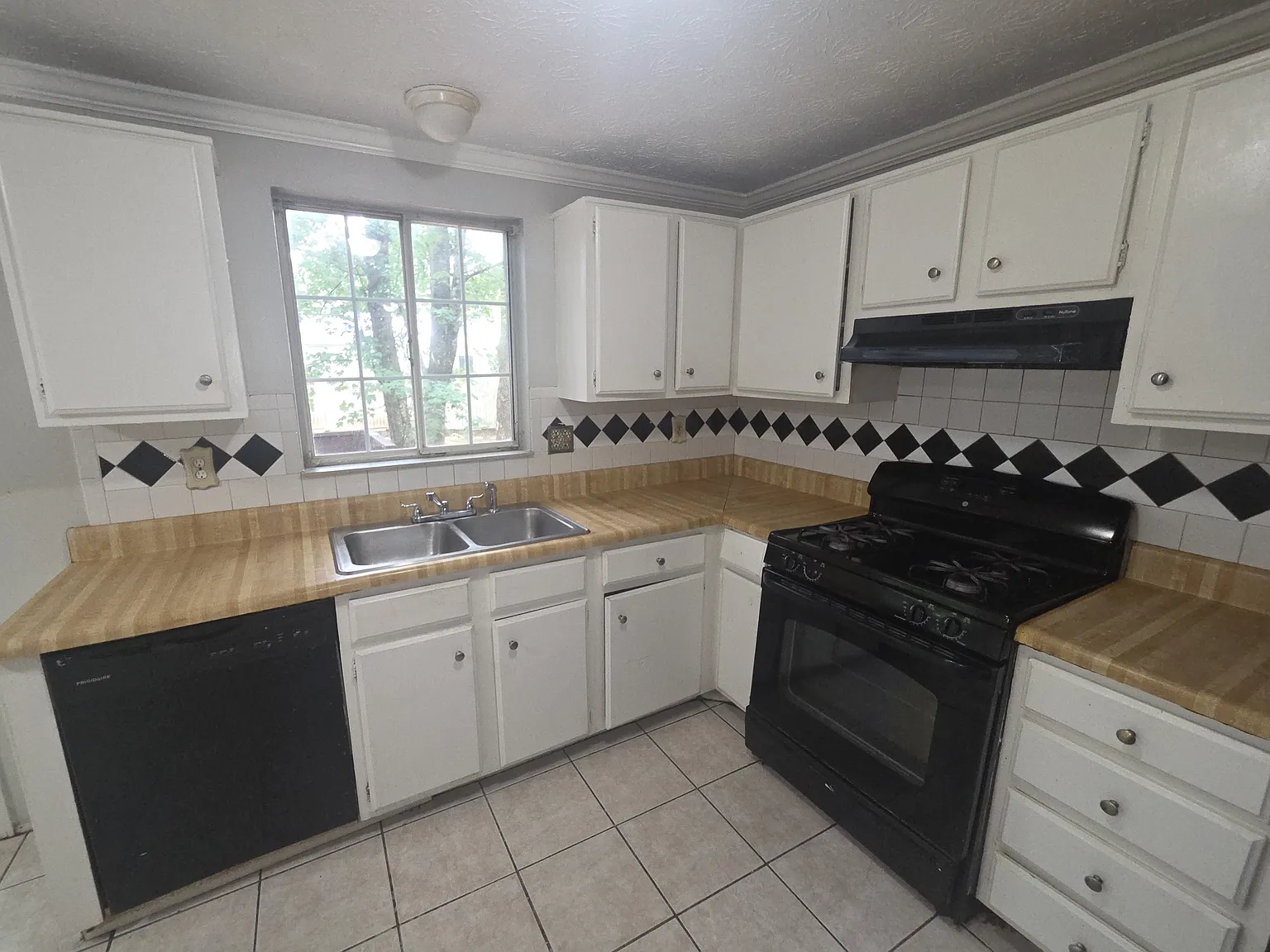 5 bed, 2600 sqft, $2,290 — Photo 4