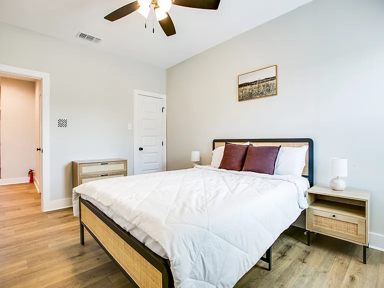 1009 Holiday Dr — Photo 3
