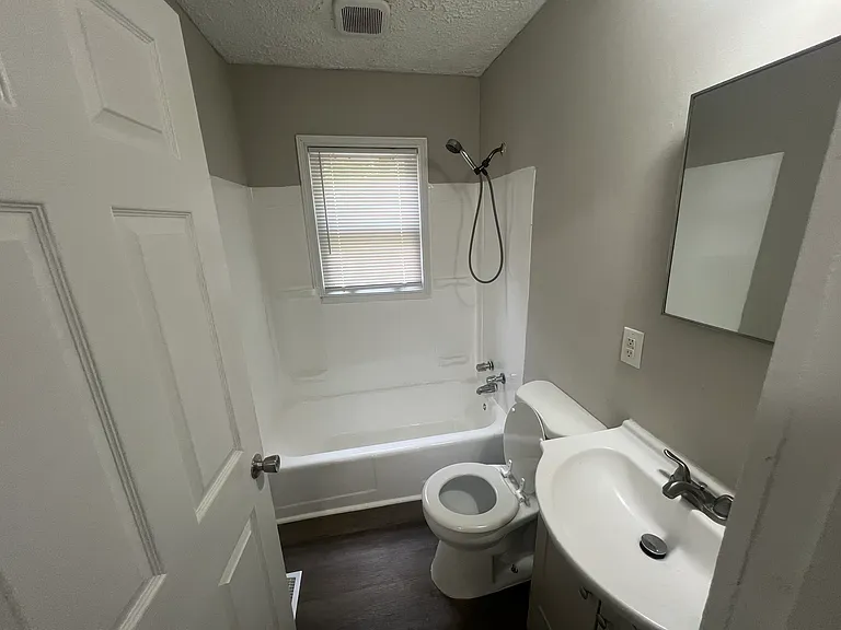 1107 W Davidson Ave — Photo 4