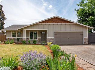 825 NE Fairway Ln, Canby, OR 97013