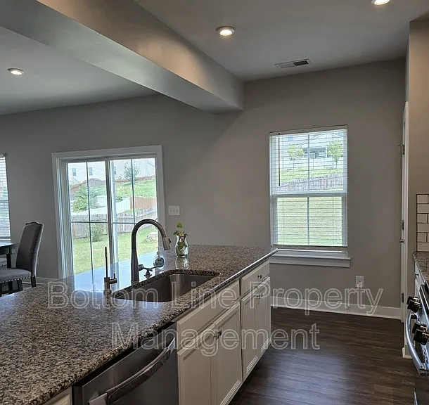 2030 Sewall Ave SW — Photo 8