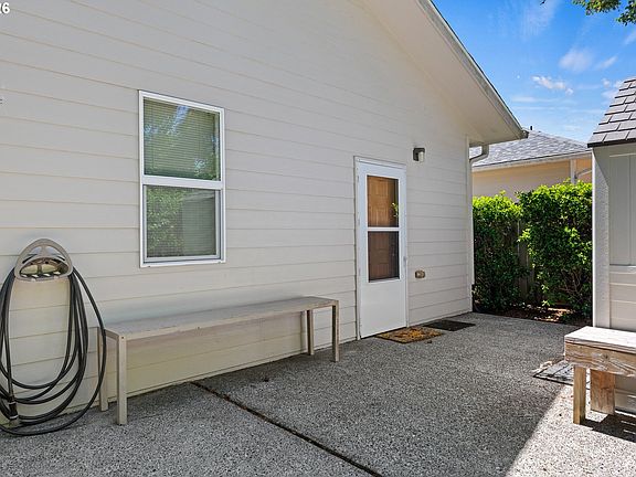 5th image of 786 Edwards Ave
