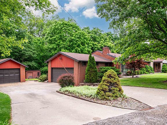 3rd image of 801 Oakwood Rd
