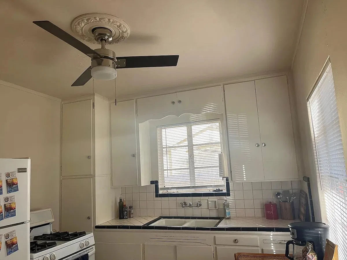 410 E Adams St — Photo 3