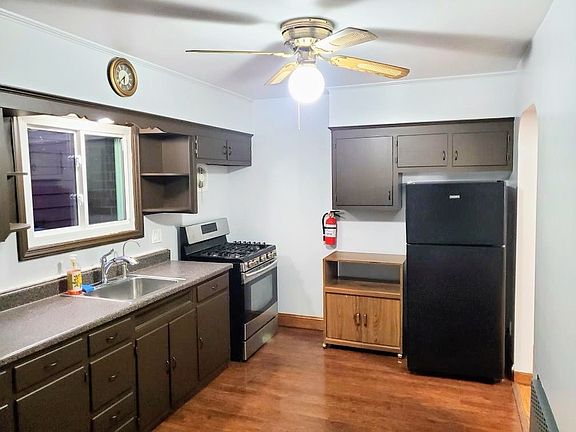 Kitchen includes appliances: gas range, refrigerator.