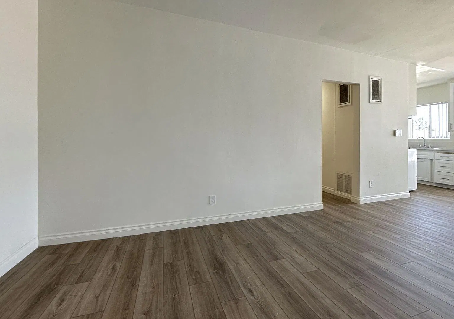 Roscoe Villa Apts — Photo 4