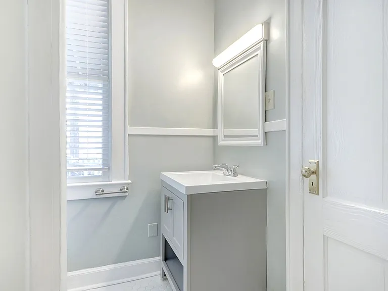 218 E Henry St #B — Photo 4