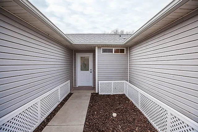 4 bed, 1382 sqft, $2,300 — Photo 2