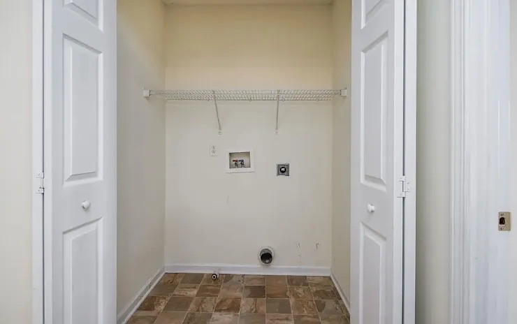 120 Katrina Ct — Photo 2