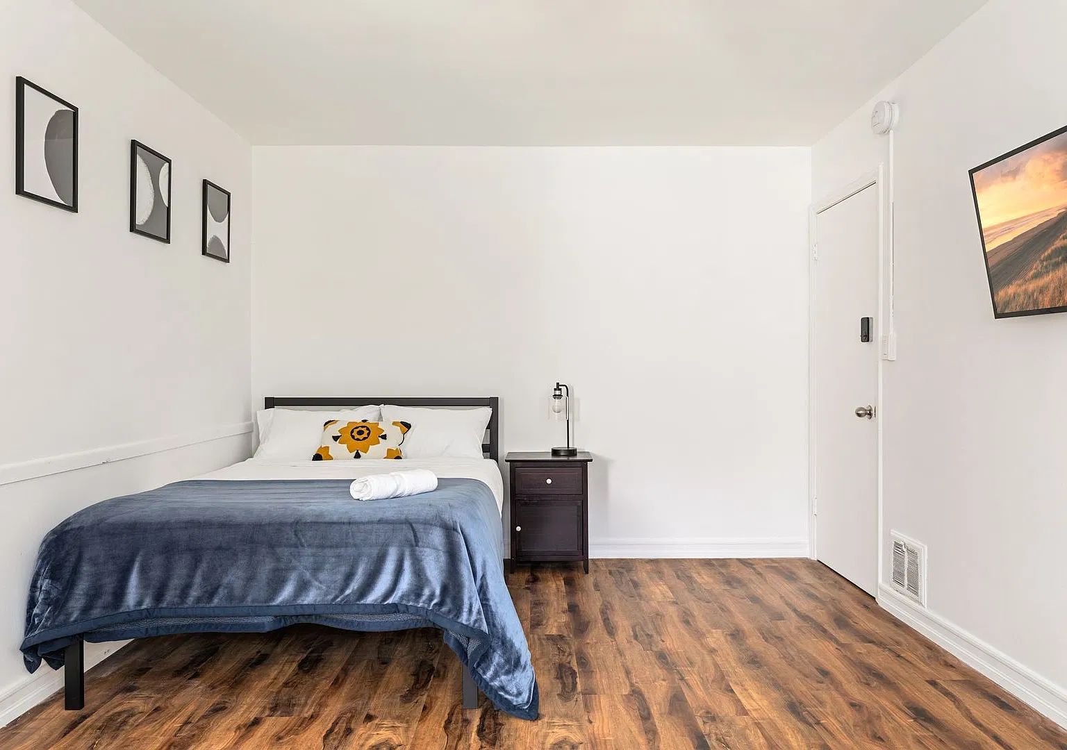 A 14-unit apartment with common bathroom and fully functional kitchen at 515 Landfair — Photo 2