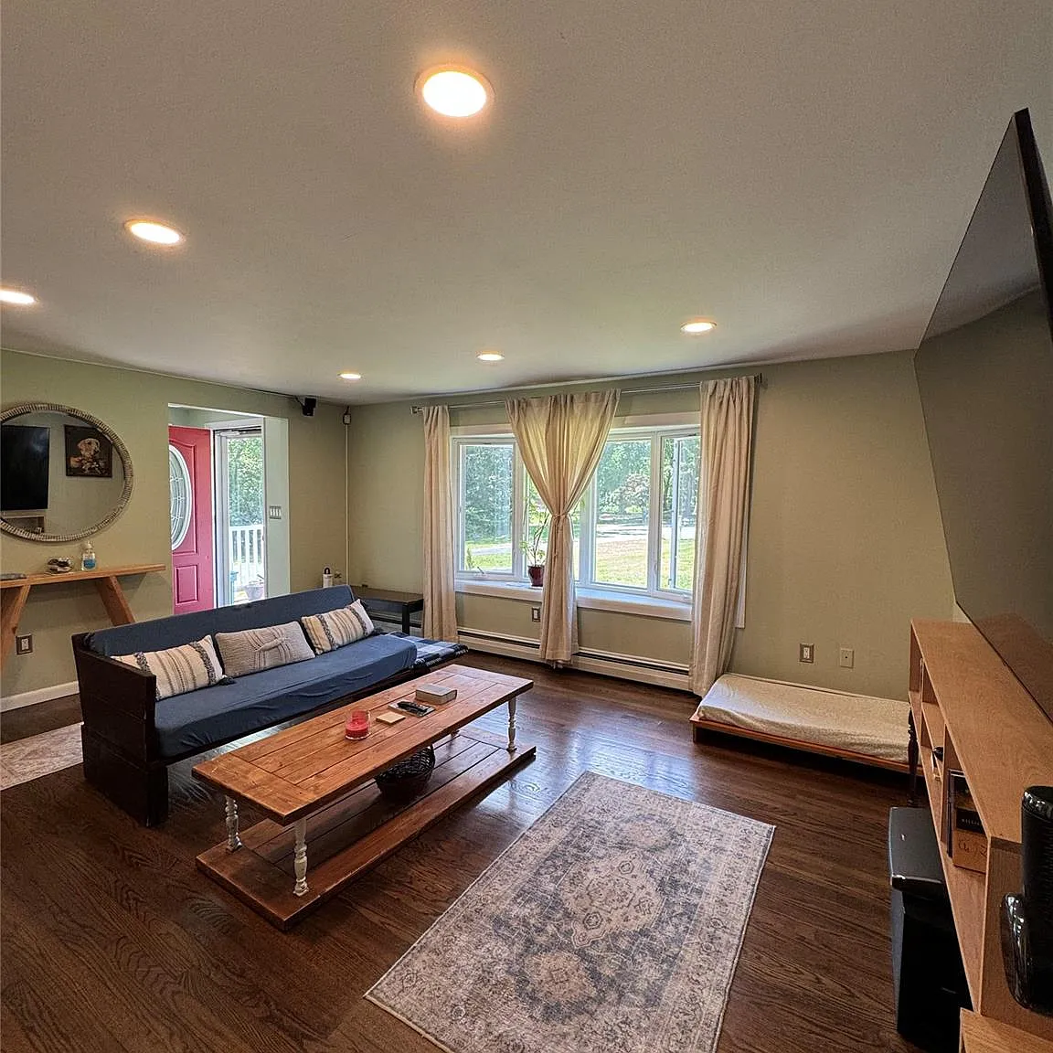 3 bed, 1.0 bath, 996 sqft, $3,000 — Photo 3