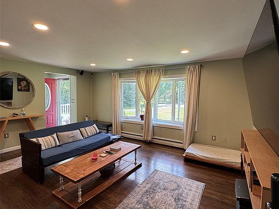 3rd image of 18 Montfort Woods Rd