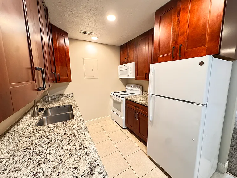 5100 Emerald Dr #13 — Photo 3