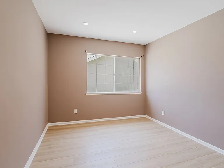 9540 Debra Ave — Photo 38