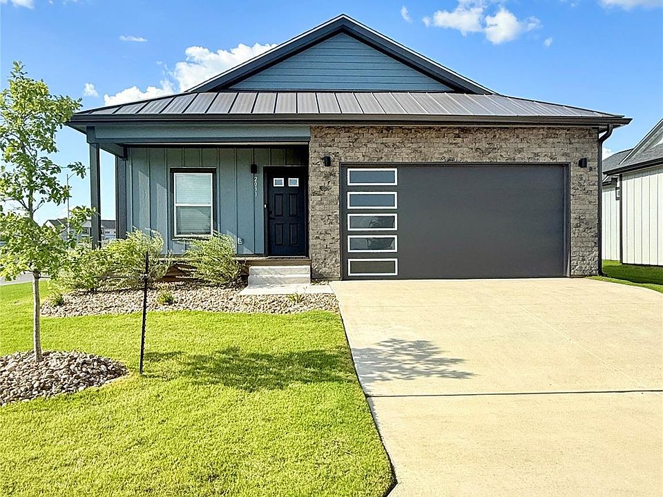 1st image of 2031 Applewood Dr