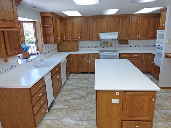 4th image of 63 Pearl Ave