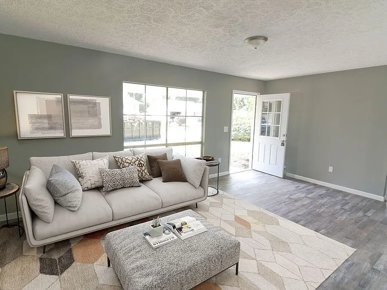 1803 Roxbury Dr — Photo 4