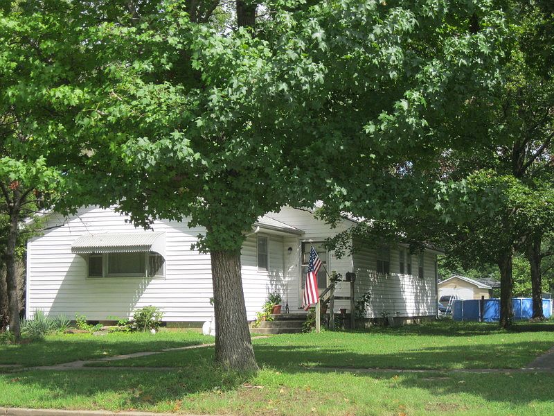 2nd image of 219 N Main