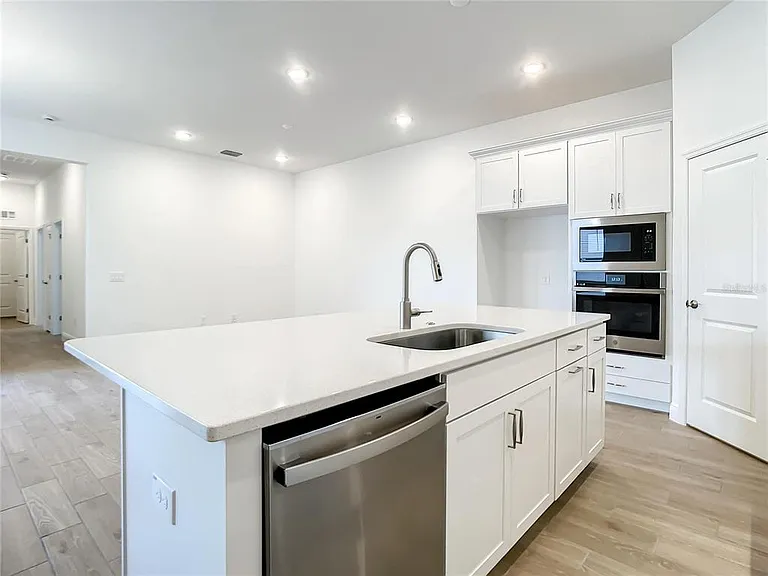 652 Kimber Ln — Photo 6